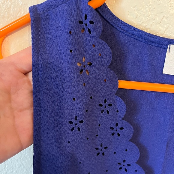 Beautiful scalloped everly dress. - Picture 8 of 8